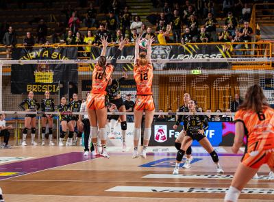 La CBF Balducci HR corsara a Brescia in quattro set: tre punti e prima vittoria stagionale per le arancionere