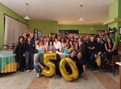 Il tempo passa, l’amicizia resta: i nati nel 1976 festeggiano i 50 anni a Camerino