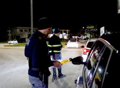 Civitanova - Una Bmw fugge all'alt, un conducente mostra una patente greca falsa: notte di controlli
