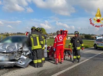 Appignano, scontro frontale tra auto e camion sulla Provinciale 25: un ferito a Torrette in eliambulanza