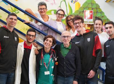 La Lube fa visita ai piccoli pazienti della Pediatria di Macerata: regali e sorrisi in reparto
