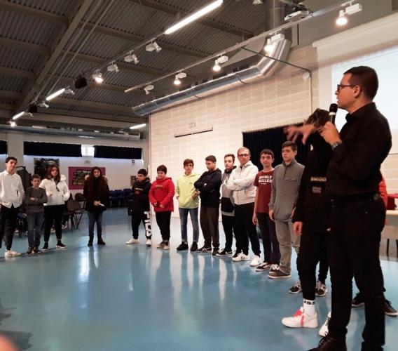 Gli studenti dell'istituto comprensivo "s. Agostino" incontrano il prete anti camorra, don Merola