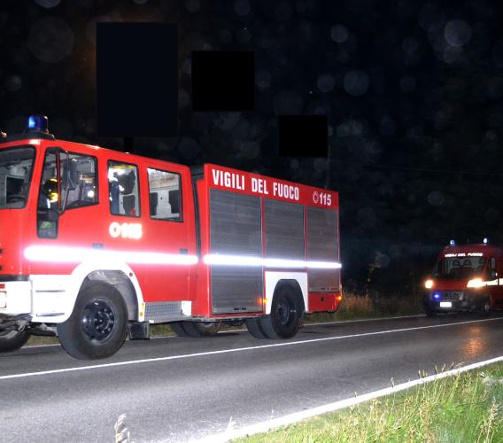 Paura durante il maltempo: albero piomba sull'autobotte dei Vigili del Fuoco. Equipaggio salvo per miracolo
