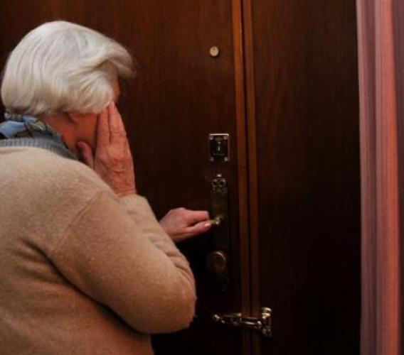 Truffa del "finto nipote": quali sono le conseguenze penali per chi raggira un anziano?