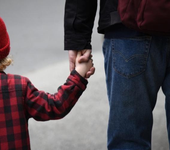 Affidamento figli e scelta della scuola: tra genitori distanti prevale l'interesse del minore, la sentenza della Cassazione