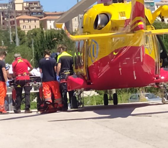 Incidente con il parapendio a Sarnano, uomo cade da un'altezza di 5 metri: trasportato a Torrette