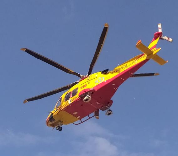 Operaio cade da sette metri mentre lavora sul tetto di uno stabilimento: trasferito a Torrette