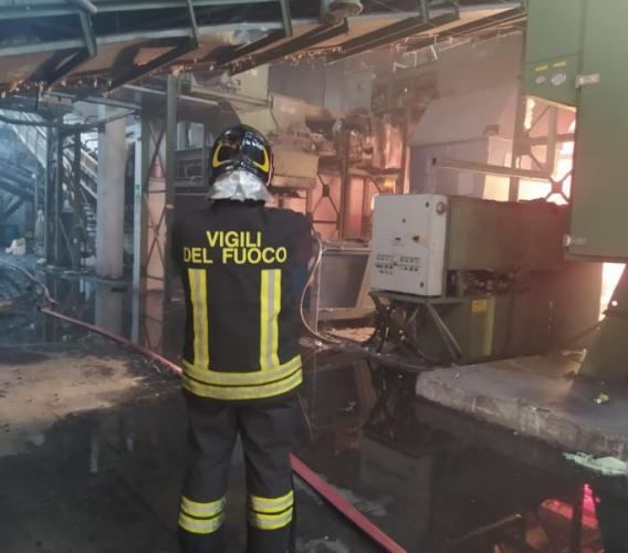 Incendio Cosmari, scampato pericolo. Arpam: “Valori sotto controllo, attendiamo riscontro” Incendio Cosmari, scampato pericolo. Arpam: “Valori sotto controllo, attendiamo riscontro”