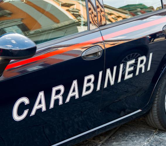 Pioraco, si oppone a un controllo dei carabinieri e li aggredisce: arrestato 47enne