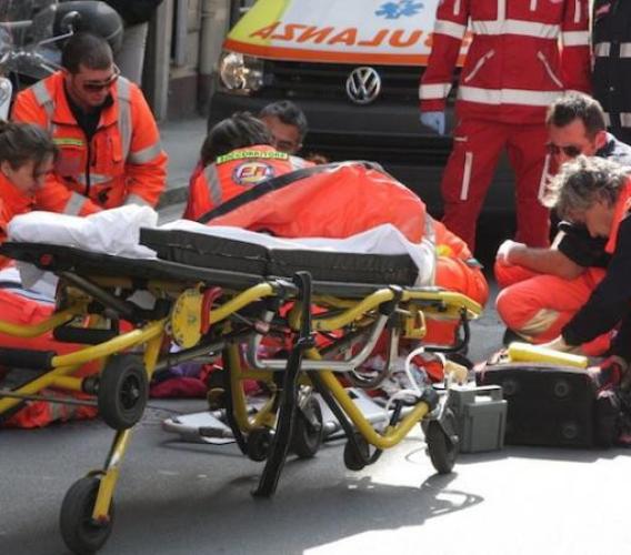 Sarnano, donna investita da un'auto mentre attraversa la strada: è in ospedale