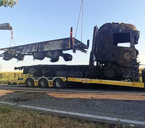 Corridonia, camion avvolto dalle fiamme lungo la strada: alta colonna di fumo (FOTO)