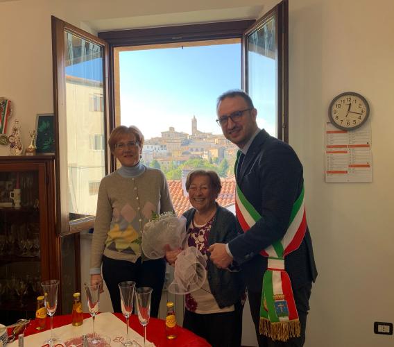 Montecassiano, dai banchi di scuola alla tv: Giannina Biondini festeggia 100 anni (FOTO)