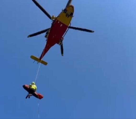Frane sul sentiero, escursionisti bloccati sul "Passo Cattivo": recuperati in eliambulanza Frane sul sentiero, escursionisti bloccati sul "Passo Cattivo": recuperati in eliambulanza