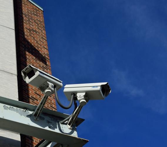"Il vicino punta la sua videocamera sulle mie finestre": privacy violata "Il vicino punta la sua videocamera sulle mie finestre": privacy violata