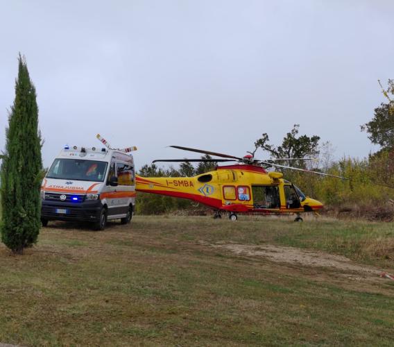 Valfornace, cede il solaio di un'abitazione: operaio precipita per diversi metri. Interviene l'elisoccorso