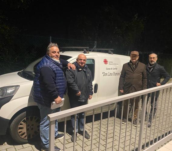 Civitanova, il Rotary al fianco della Caritas: donate 400 bottiglie di olio Civitanova, il Rotary al fianco della Caritas: donate 400 bottiglie di olio