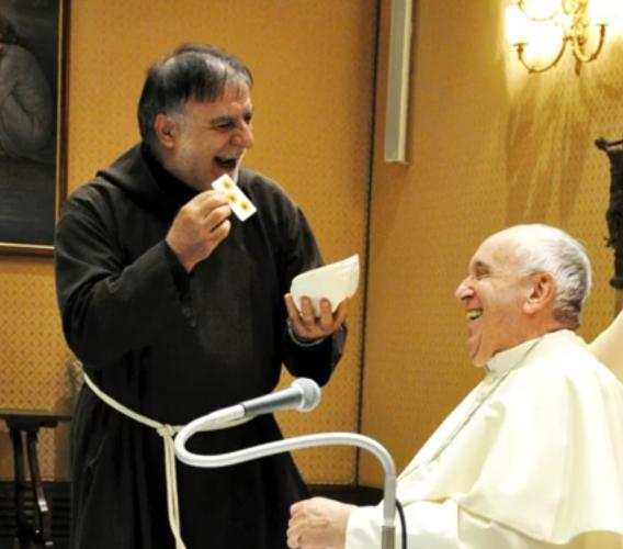 Frate e mago: Padre Gianfranco Priori a Mogliano per presentare il libro sulla sua vita