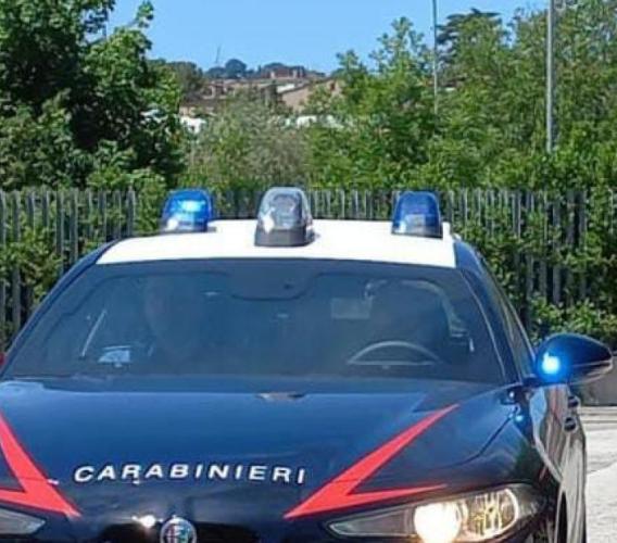 Tolentino, ubriaco infastidisce barista e aggredisce i carabinieri: scatta il Daspo urbano