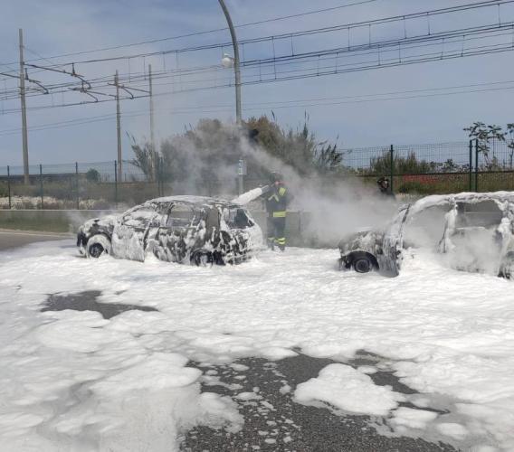 Paura lungo la Statale, due auto prendono fuoco dopo il tamponamento: c'è un ferito (FOTO)