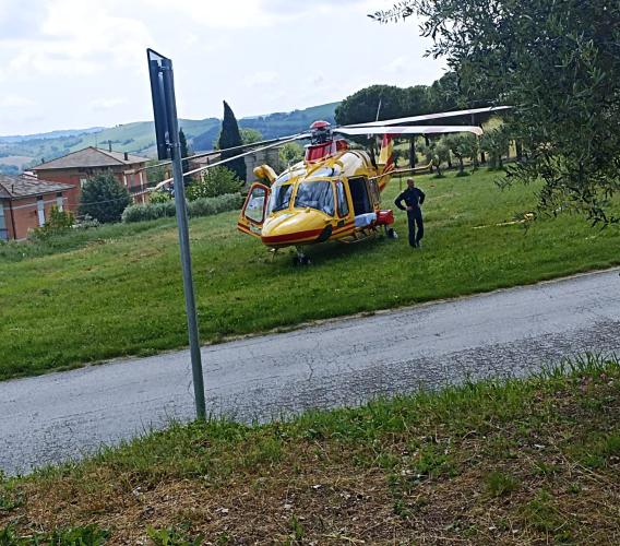 Scivola con lo scooter e finisce sotto un furgone: morto un ragazzo 14 enne Scivola con lo scooter e finisce sotto un furgone: morto un ragazzo 14 enne
