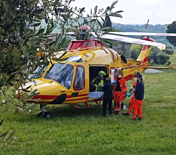 Belforte, scontro tra auto e bici: 43enne trasferito d'urgenza a Torrette