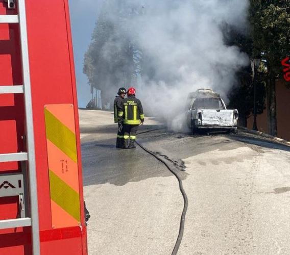 Monte San Martino, furgone prende fuoco mentre è in marcia