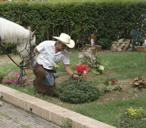 Colmurano, col cavallo al cimitero per l'omaggio all'amico Agostino Seri a un anno dalla morte