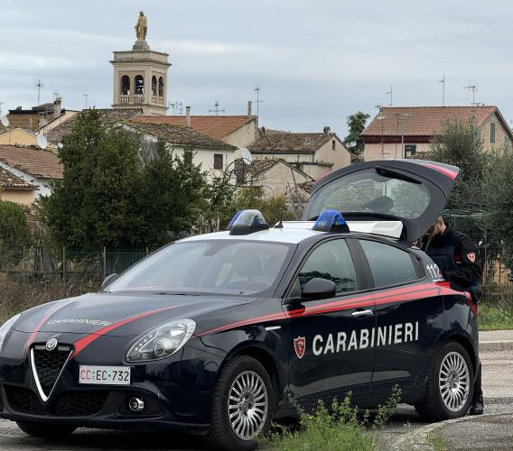 Lite tra due uomini, uno tira fuori un coltello: carabiniere fuori servizio evita il peggio