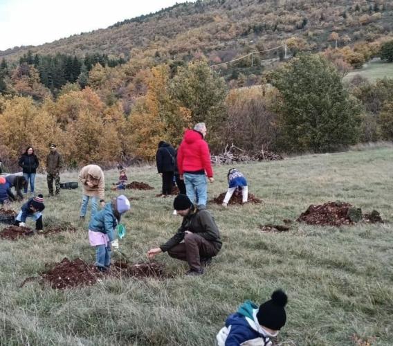 Fiastra, gli alunni piantano 40 alberi: grazie a un'app potranno monitorarne la crescita