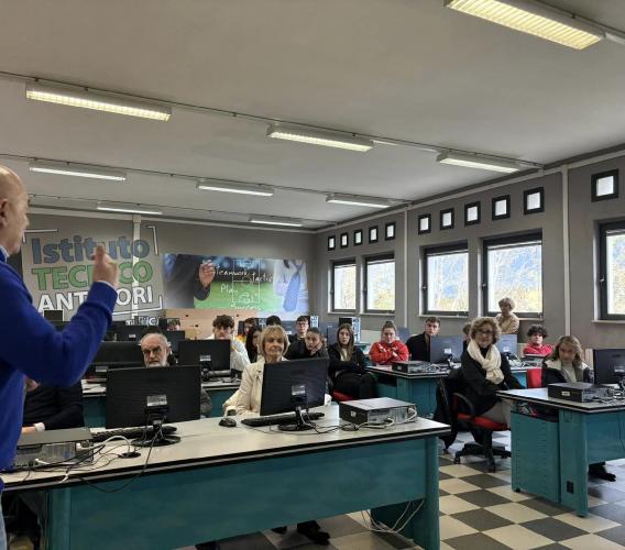 Matelica, ex studenti dell'Itc Antinori ritornano tra i banchi a 50 anni dal diploma