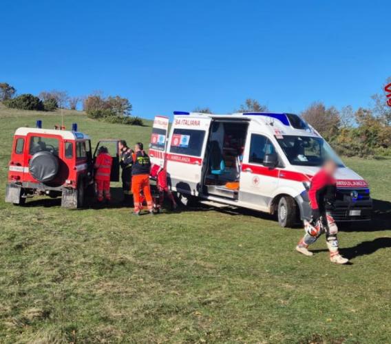 Incidente nei Prati di Gagliole: motociclista recuperato dai soccorritori con mezzo 4x4