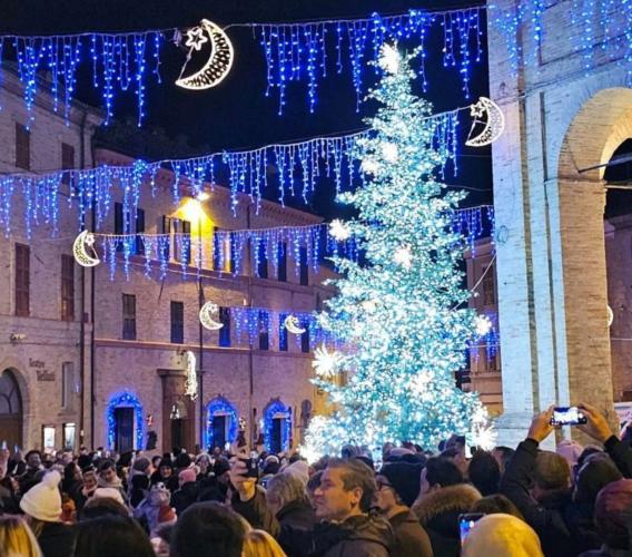 Corridonia, arriva il Natale con fontane danzanti e presepe in piazza: "Sarà un’esperienza indimenticabile"