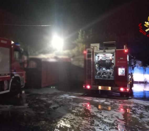 Montecassiano, incendio nel parcheggio di una ditta: sul posto tre squadre dei vigili del fuoco