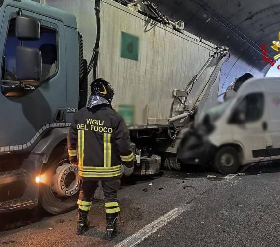 Tamponamento tra furgone e camion in A14: il traffico va in tilt, code chilometriche