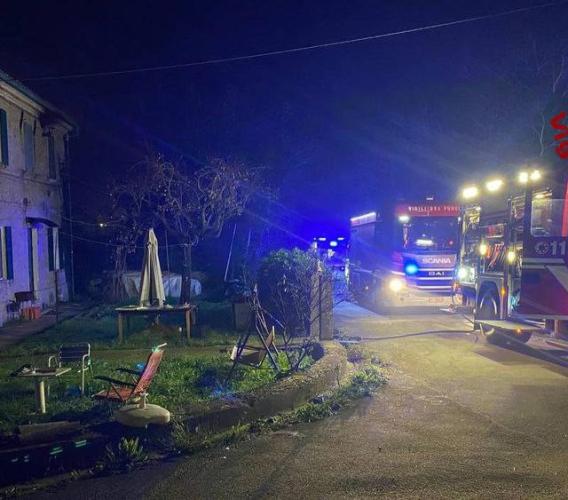 Incendio coinvolge due piani di un'abitazione: una persona ustionata