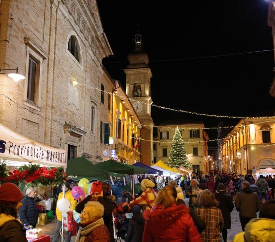 Pollenza si veste di magia natalizia: si parte con la festa del cioccolato e i mercatini