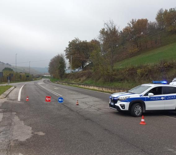 Incidente tra auto e camion: strada chiusa tra San Severino e Tolentino, un uomo in ospedale