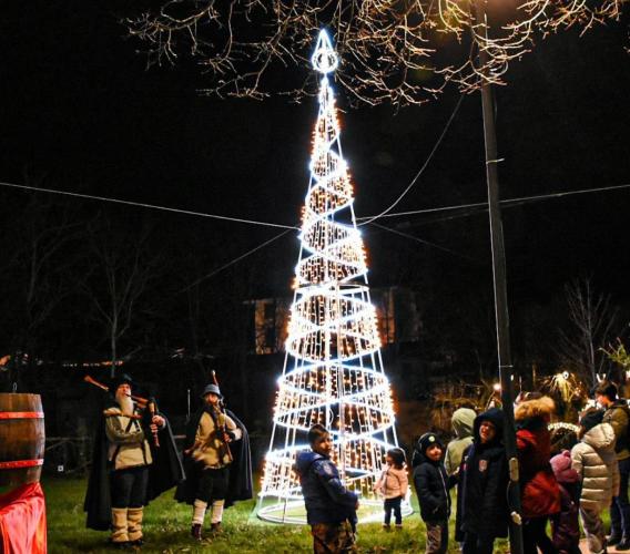 Valfornace accende l'albero di Natale tra cioccolata calda e vin brulé: è in gara tra i più belli delle Marche