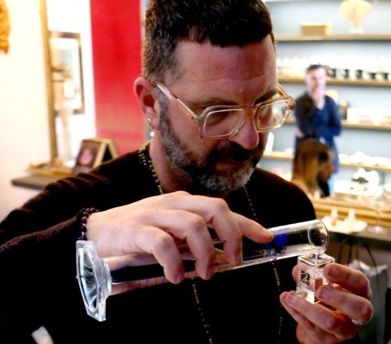 Profumi come abiti dell’anima: a Civitanova Mauro Malatini crea fragranze su misura per ogni persona Profumi come abiti dell’anima: a Civitanova Mauro Malatini crea fragranze su misura per ogni persona