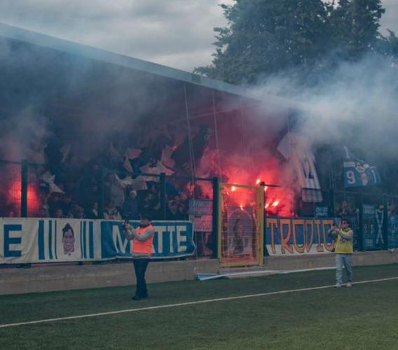 "Ci avete rotto il calcio": disorganizzazione e scelte discutibili, esplode la rabbia dei tifosi "Ci avete rotto il calcio": disorganizzazione e scelte discutibili, esplode la rabbia dei tifosi