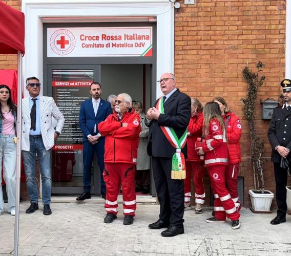 Castelraimondo, un cuore che continua a battere: donato un defibrillatore in ricordo di Matteo Fattinnanzi Castelraimondo, un cuore che continua a battere: donato un defibrillatore in ricordo di Matteo Fattinnanzi