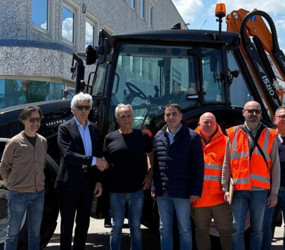 Provincia di Macerata, un nuovo trattore per il taglio dell'erba: "Sfalcio più sicuro e veloce" Provincia di Macerata, un nuovo trattore per il taglio dell'erba: "Sfalcio più sicuro e veloce"