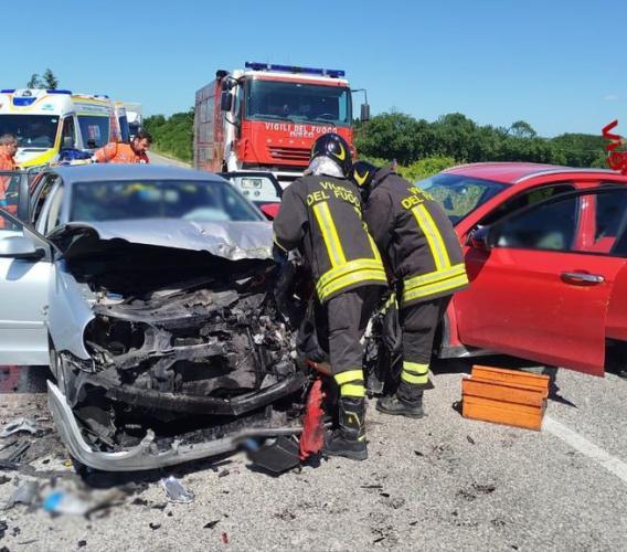 Scontro tra due auto sulla strada provinciale: due feriti, interviene l'elisoccorso Scontro tra due auto sulla strada provinciale: due feriti, interviene l'elisoccorso