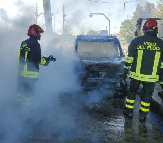Porto Recanati, auto in fiamme al casello A14: intervengono i vigili del fuoco Porto Recanati, auto in fiamme al casello A14: intervengono i vigili del fuoco