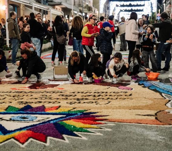 Castelraimondo si prepara all’Infiorata: arte, fede e spettacoli. L'anteprima con i Tiromancino Castelraimondo si prepara all’Infiorata: arte, fede e spettacoli. L'anteprima con i Tiromancino