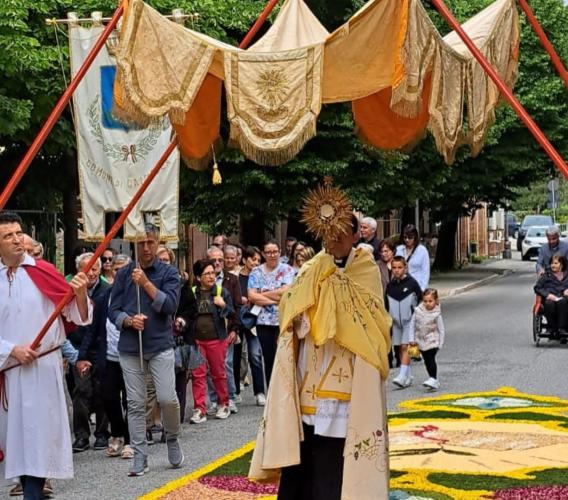 Caldarola, la 34ª Infiorata del Corpus Domini racconta il Giubileo della Speranza Caldarola, la 34ª Infiorata del Corpus Domini racconta il Giubileo della Speranza