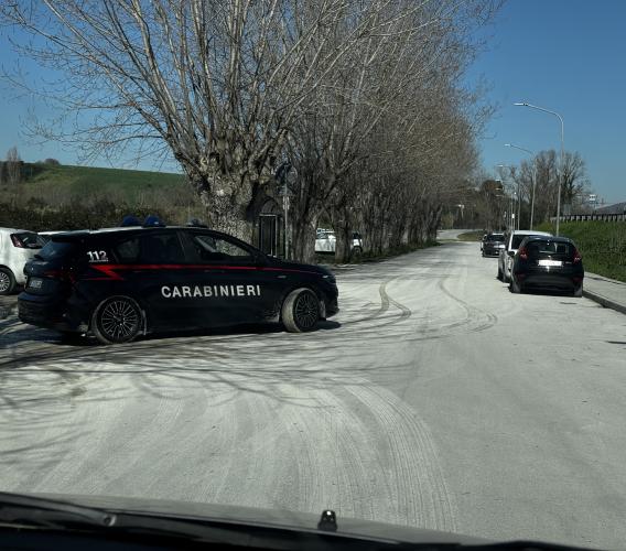 Penna San Giovanni - Lascia l'auto aperta, ladro ne approfitta e ruba un borsello: denunciato Penna San Giovanni - Lascia l'auto aperta, ladro ne approfitta e ruba un borsello: denunciato