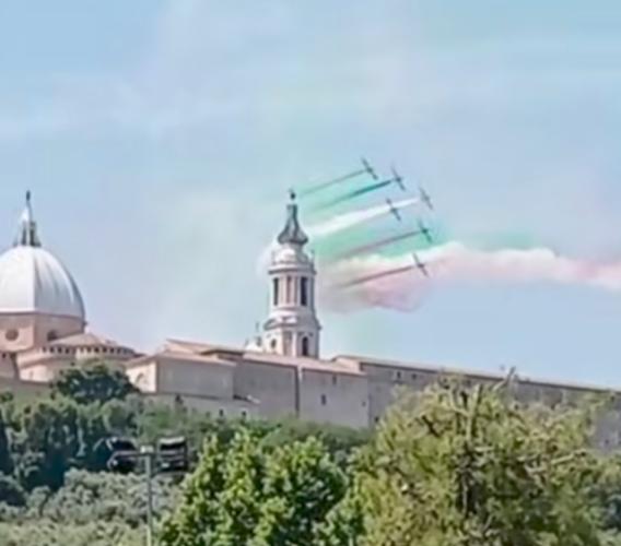 Le Frecce Tricolori omaggiano Loreto e la sua patrona Le Frecce Tricolori omaggiano Loreto e la sua patrona