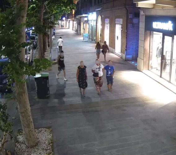 Civitanova, scippo a un’anziana in centro, inseguito da due passanti: rintracciato e denunciato dalla Polizia