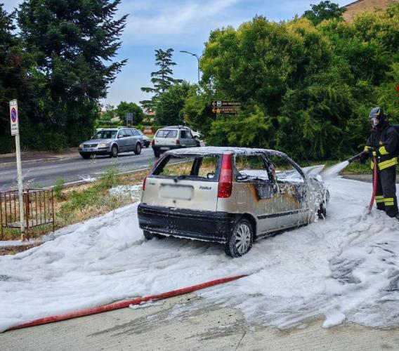 Montecassiano, auto divorata dalle fiamme sulla Sp77